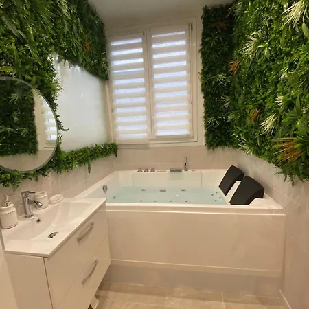 Jacuzzi Centre Apartment *