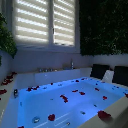 Jacuzzi Centre Apartment *
